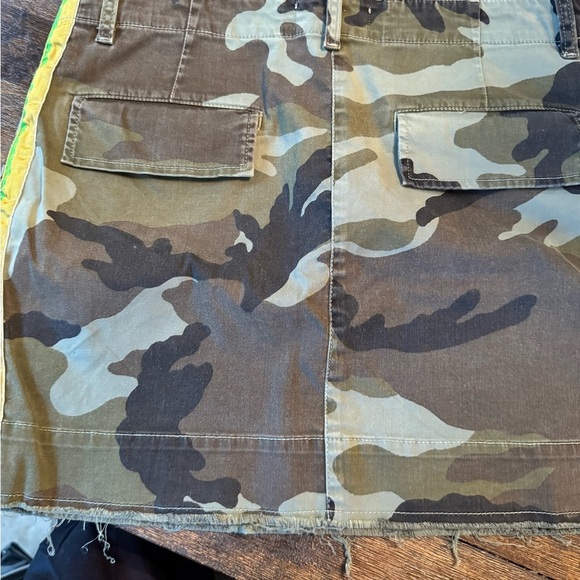 Revolve Nili Lotan Ilona Skirt in Camo,Neutral,Yellow Size 2 Like New OOS - Picture 3 of 7